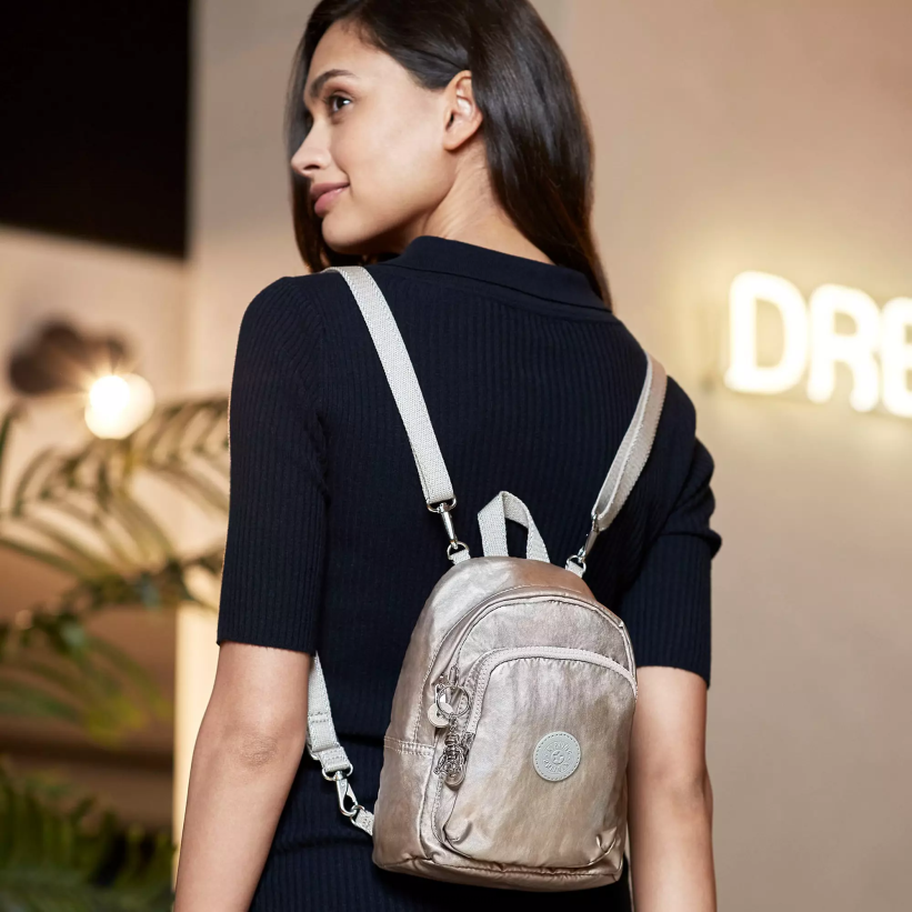 Kipling V4X2B404 kovinski sijaj delia kompaktni kovinski preklopni nahrbtnik ženske modni nahrbtniki